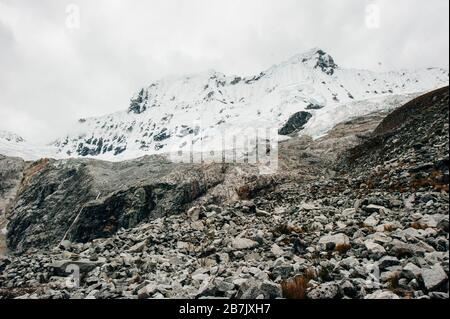 Vue majestueuse de Laguna 69 à Huaraz au Pérou Banque D'Images