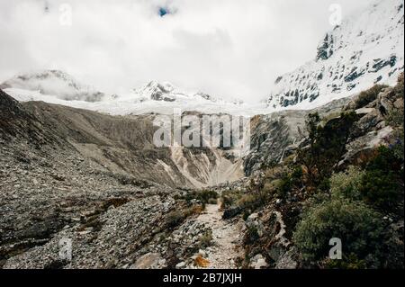 Vue majestueuse de Laguna 69 à Huaraz au Pérou Banque D'Images