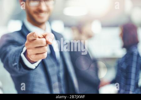Un jeune homme d'affaires pointe son index vers la caméra. Concept de motivation appel à l'action Banque D'Images