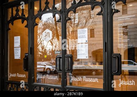 New York, États-Unis, 16 mars 2020. Un panneau à l'entrée du Musée juif de New York annonce qu'il a été temporairement fermé pour éviter le Banque D'Images