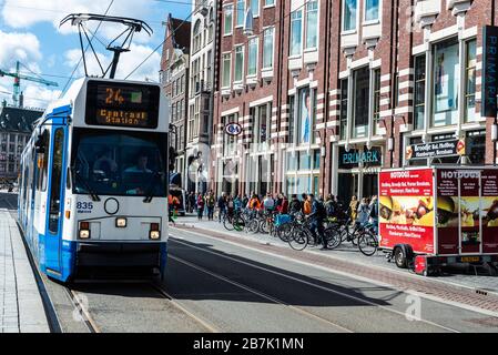 Amsterdam, Pays-Bas - 7 septembre 2018 : circulation des tramways et marche à Nieuwezijds Voorburgwal dans le vieux centre historique d'Amsterdam, ne Banque D'Images