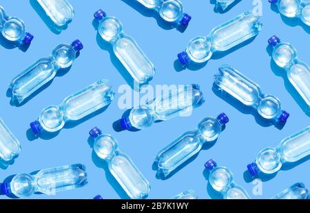 Bouteilles d'eau minérale sur fond bleu Banque D'Images