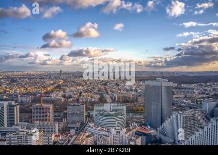 Tir de drone aérien de Levallois Paris avec la Tour Eiffel Hyatt Regency, Louis Vitton fondation, jardin d'acclimatation Banque D'Images