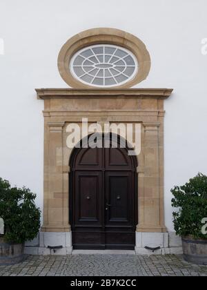 Gros plan sur la porte d'entrée de l'église allemande de Murten ou Morat en Suisse. Banque D'Images