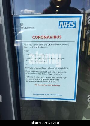 Londres, Royaume-Uni - 16/03/2020: NHS Coronavirus (VIVID-19) signe dans une fenêtre de pharmacie soulignant des conseils aux personnes éventuellement infectées pour contacter 111 Banque D'Images