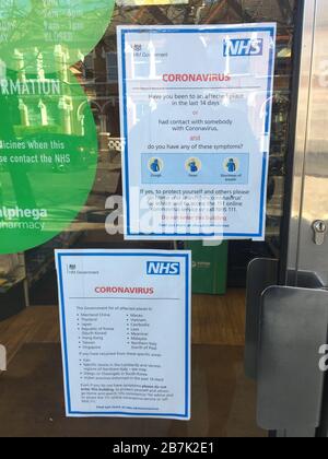 Londres, Royaume-Uni - 16/03/2020: NHS Coronavirus (VIVID-19) signe dans une fenêtre de pharmacie soulignant des conseils aux personnes éventuellement infectées pour contacter 111 Banque D'Images