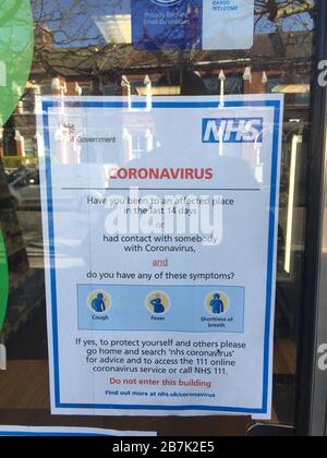 Londres, Royaume-Uni - 16/03/2020: NHS Coronavirus (VIVID-19) signe dans une fenêtre de pharmacie soulignant des conseils aux personnes éventuellement infectées pour contacter 111 Banque D'Images