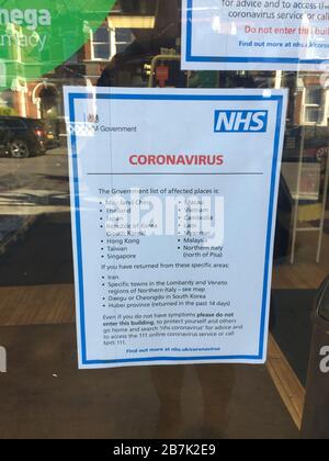 Londres, Royaume-Uni - 16/03/2020: NHS Coronavirus (VIVID-19) signe dans une fenêtre de pharmacie soulignant des conseils aux personnes éventuellement infectées pour contacter 111 Banque D'Images