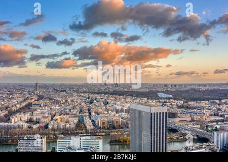 Tir de drone aérien de Levallois Paris avec la Tour Eiffel Hyatt Regency, LV fondation, jardin d'acclimatation Banque D'Images