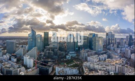 Paris, France - 09 décembre 2019: Tir panoramique aérien de la Défense en plein ciel à Paris avec nuages et coucher de soleil Banque D'Images