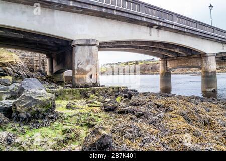 Le pont vers LettermacAward dans le comté de Donegal - Irlande. Banque D'Images