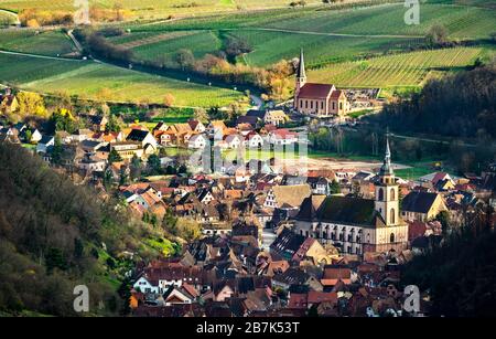 Vue sur le village d'Andlau dans les Vosges - Alsace, France Banque D'Images