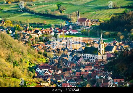 Vue sur le village d'Andlau dans les Vosges - Alsace, France Banque D'Images