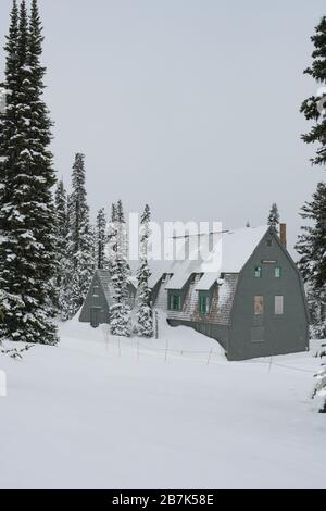 Mt Rainier Guide Service Building en hiver avec de la neige fraîche Banque D'Images