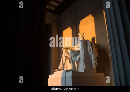 WASHINGTON DC, United States - Tôt le matin au Lincoln Memorial à Washington DC. Assis sur l'extrémité ouest du National Mall, il commémore le 16e président des États-Unis, Abraham Lincoln. Cette photo a été prise vers le solstice de printemps. Avec le soleil plus directement dans l'Est, la lumière brille brièvement directement sur l'immense statue de Lincoln qui se trouve à l'intérieur de l'édifice. Banque D'Images