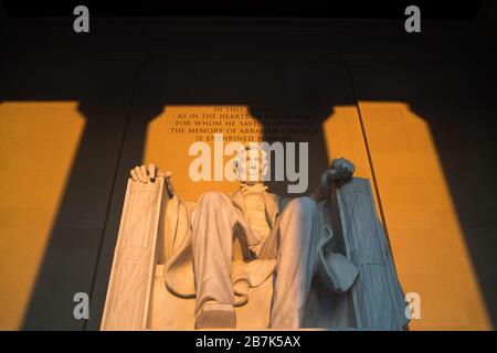 WASHINGTON DC, United States - Tôt le matin au Lincoln Memorial à Washington DC. Assis sur l'extrémité ouest du National Mall, il commémore le 16e président des États-Unis, Abraham Lincoln. Cette photo a été prise vers le solstice de printemps. Avec le soleil plus directement dans l'Est, la lumière brille brièvement directement sur l'immense statue de Lincoln qui se trouve à l'intérieur de l'édifice. Banque D'Images