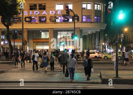 Rio de Janeiro, Rio de Janeiro, Brésil. 16 mars 2020. (INT).Mouvement des personnes au milieu de Coronavirus COVID-19 à Rio de Janeiro.16 mars 2020, Rio de Janeiro, Brésil:.Mouvement des personnes au centre de Rio de Janeiro. Malgré le décret pris aujourd'hui par le gouverneur de la mise de Rio de Janeiro dans un état d'urgence, la grande majorité des Cariocas (personnes de Rio de Janeiro) semble encore en rythme normal, ce lundi (16).Credit:Fausto Maia/Thenews2 crédit: Fausto Maia/TheNEW2/ZUMA Wire/Alay Live News Banque D'Images