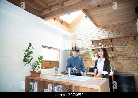 Grand-mère et petit-fils qui parlent avec le sourire dans la cuisine Banque D'Images