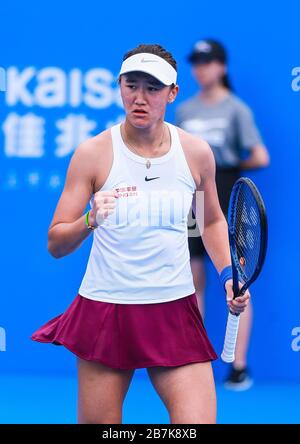 Le joueur de tennis professionnel chinois Wang Xiyu célèbre après avoir battu le joueur de tennis professionnel roumain Sorana Cirstea au premier tour de 2020 Banque D'Images