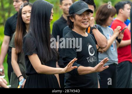 L'artiste martial chinois Jet Li, à droite, et sa fille jouent le tai chi à l'exercice matinal de la cérémonie des 2019 Prix Jack Ma pour enseignants ruraux Banque D'Images