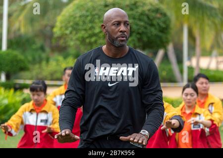 Alonzo Mourning, avant, l'exécutif américain de basket-ball professionnel et ancien joueur joue le tai chi avec les gens à l'activité d'exercice du matin du Banque D'Images