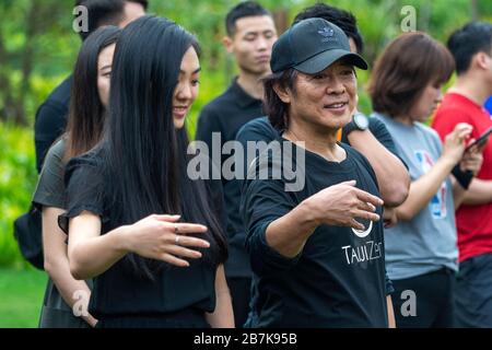 L'artiste martial chinois Jet Li, à droite, et sa fille jouent le tai chi à l'exercice matinal de la cérémonie des 2019 Prix Jack Ma pour enseignants ruraux Banque D'Images