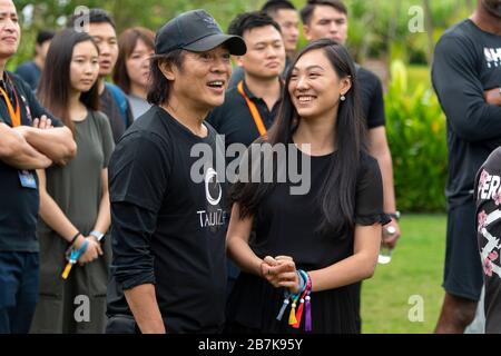 L'artiste martial chinois Jet Li, à droite, et sa fille jouent le tai chi à l'exercice matinal de la cérémonie des 2019 Prix Jack Ma pour enseignants ruraux Banque D'Images