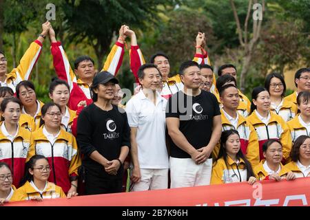 L'artiste martial chinois Jet Li, d'abord à gauche, prend des photos avec les gens après l'exercice du matin de tai chi de 2019 Jack Ma Rural Teacher A. Banque D'Images