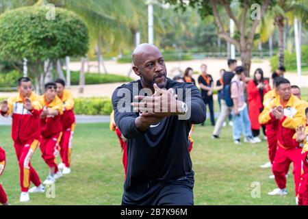 Alonzo Mourning, avant, l'exécutif américain de basket-ball professionnel et ancien joueur joue le tai chi avec les gens à l'activité d'exercice du matin du Banque D'Images