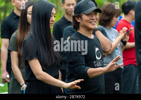 L'artiste martial chinois Jet Li, à droite, et sa fille jouent le tai chi à l'exercice matinal de la cérémonie des 2019 Prix Jack Ma pour enseignants ruraux Banque D'Images