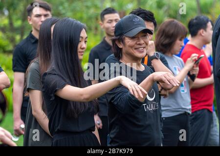 L'artiste martial chinois Jet Li, à droite, et sa fille jouent le tai chi à l'exercice matinal de la cérémonie des 2019 Prix Jack Ma pour enseignants ruraux Banque D'Images