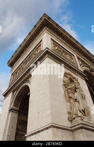 Groupe sculptural la Triumph de 1810 (le Triomphe de 1810) avec le pilier gravé les noms des chefs militaires à l'Arc de Triomphe à Paris Banque D'Images