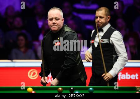 John Higgins, d'Angleterre, à gauche, considère un tir à Barry Hawkins, d'Angleterre, à droite, lors du premier match de 2020 Masters à Londres, le United Kin Banque D'Images