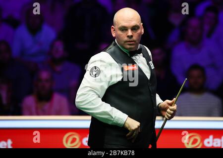 Stuart Bingham, d'Angleterre, considère un tir à Mark Williams, du Pays de Galles, à 2020 Masters, à Londres, au Royaume-Uni, le 15 janvier 2020. Stuart Bingham de Banque D'Images