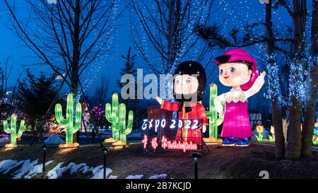 Lanternes représentant des figures caractéristiques, dont Bing Dwen Dwen et Shey Rhon Rhon, mascotte de 2022 Jeux olympiques d'hiver et 2022 Jeux paralympiques d'hiver, ar Banque D'Images