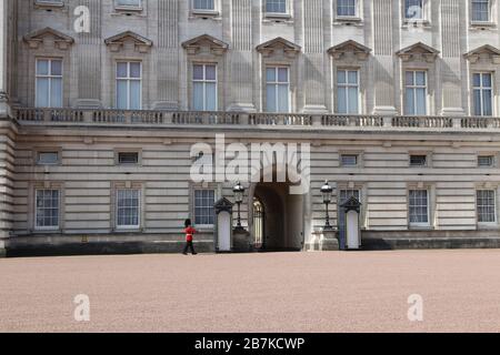 Londres, Royaume-Uni - 12 mai 2019: Sentry of the Grenadier Guards posté à l'extérieur du palais de Buckingham dans une journée ensoleillée Banque D'Images