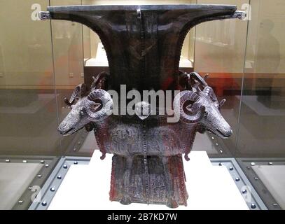 Le bateau Zun de bronze carré à quatre chèvres se trouve au Musée national de la Chine à Beijing, Chine, le 5 décembre 2012. Banque D'Images