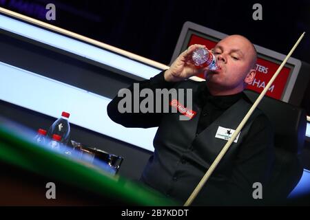 Stuart Bingham, d'Angleterre, considère un coup de feu à Kyren Wilson, d'Angleterre, lors du quart de finale de 2020 Masters à Londres, au Royaume-Uni, le 17 janvier 2 Banque D'Images