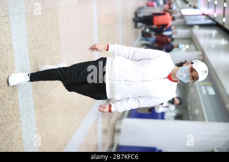 Dans cette photo non localisée, l'actrice chinoise et femme d'affaires Liu Xiaoqing arrive à un aéroport avant le départ en Chine, le 4 février 2020. Banque D'Images