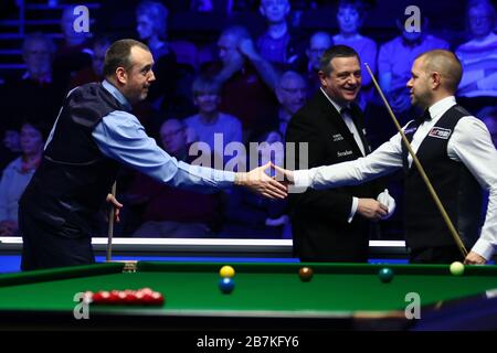 Mark Williams du Pays de Galles, à gauche, se secoue les mains avec Barry Hawkins, d'Angleterre, à droite, lors du premier tour du Grand Prix mondial 2020 à Cheltenham, aux États-Unis Banque D'Images