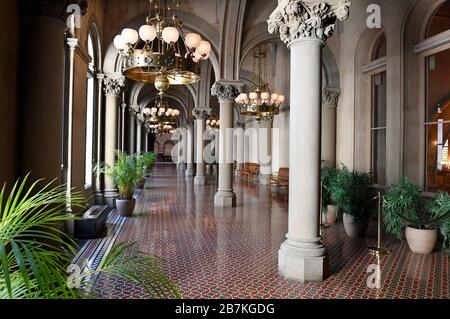 Vue extérieure du deuxième étage de la salle du Sénat de New York le lundi 16 mars 2020 à Albany, New York. Banque D'Images