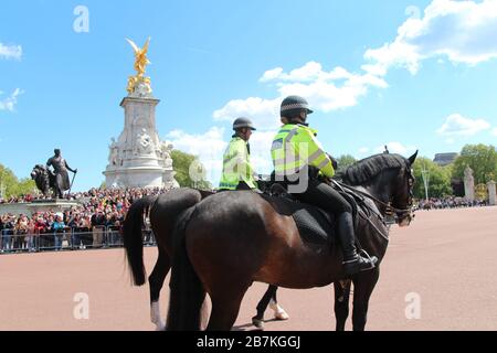 Londres, Royaume-Uni - 12 mai 2019 : policier à cheval au palais de Buckingham lors de la cérémonie de changement des gardes le jour ensoleillé Banque D'Images