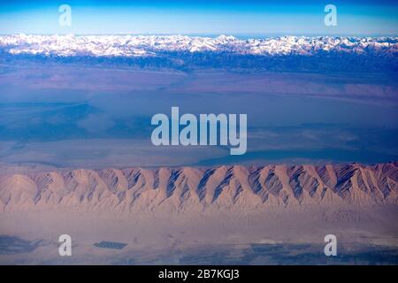 --FILE--une vue aérienne du désert de Taklamakan, le plus grand désert de Chine et le 10ème plus grand désert du monde, avec des montagnes dont les sommets sont couverts de neige, en Ka Banque D'Images