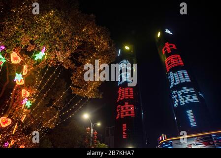 Les Twin Towers de Nanchang Greenland Central Plaza utilisent le bleu et le rouge qui écrit 'Jiayou, Wuhan.' et 'Jiayou, Chine.' pour encourager Wuhan et C Banque D'Images