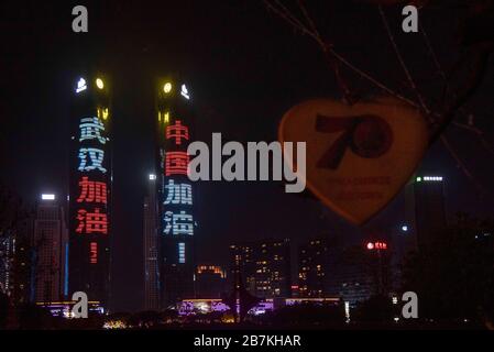 Les Twin Towers de Nanchang Greenland Central Plaza utilisent le bleu et le rouge qui écrit 'Jiayou, Wuhan.' et 'Jiayou, Chine.' pour encourager Wuhan et C Banque D'Images