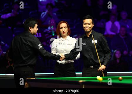 Ding Junhui de Chine, à gauche, se réveille avec Marco Fu de Hong Kong Chine, à droite, au premier tour de 2020 Welsh Open à Cardiff, au Royaume-Uni Banque D'Images