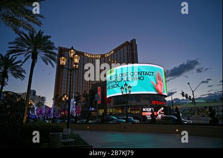 Las Vegas, Nevada, États-Unis. 16 mars 2020. Une annonce de service public des centres de contrôle et de prévention des maladies est présentée en faisant la promotion de « éviter un contact rapproché avec les personnes qui sont malades. » le long du Strip de Las Vegas le 16 mars 2020 à Las Vegas, Nevada. Avec l'éclosion du coronavirus (COVID-19) beaucoup de l'hôtel-casinos le long du célèbre boulevard sont prévus à fermer. Crédit: David Becker/ZUMA Wire/Alay Live News Banque D'Images