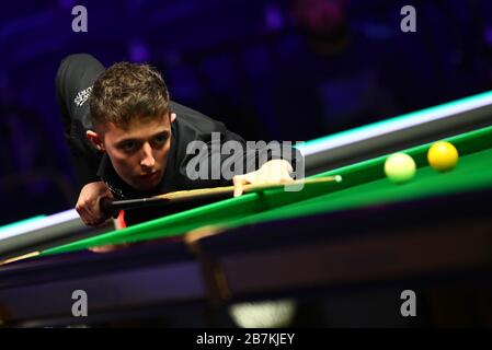 Joe O'Connor, joueur de snooker anglais, joue un tir contre John Higgins, joueur de snooker professionnel écossais, au premier tour de 2020 Welsh Open en C Banque D'Images