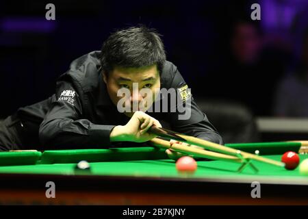 Ding Junhui, de Chine, joue un coup de feu à Ricky Walden, d'Angleterre, au deuxième tour de 2020 Welsh Open à Cardiff, au Royaume-Uni, le 12 février 2020. Banque D'Images