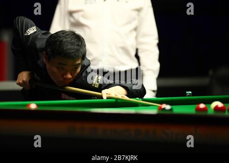 Ding Junhui, de Chine, joue un coup de feu à Ricky Walden, d'Angleterre, au deuxième tour de 2020 Welsh Open à Cardiff, au Royaume-Uni, le 12 février 2020. Banque D'Images